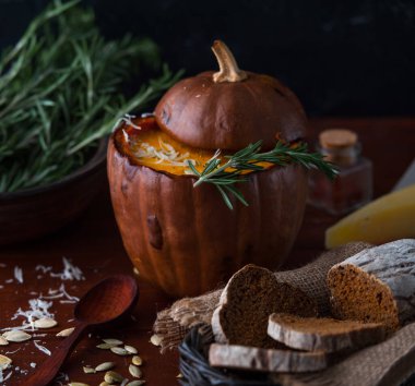 Koyu arkaplanda kabak kremalı çorba. 