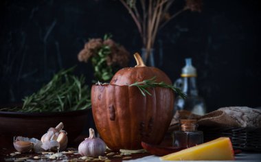 Koyu arkaplanda kabak kremalı çorba. 