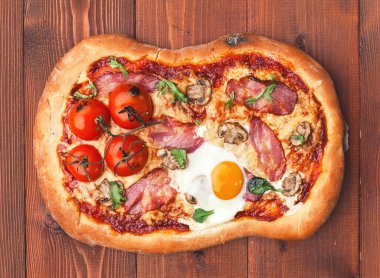 Yumurtalı, jambonlu ve domatesli fırından taze pizza.