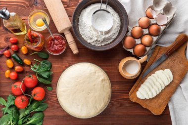 Adım adım patron pizza margaritası yapar. Hamur ve pizza malzemeleri.