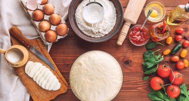 Adım adım patron pizza margaritası yapar. Hamur ve pizza malzemeleri.