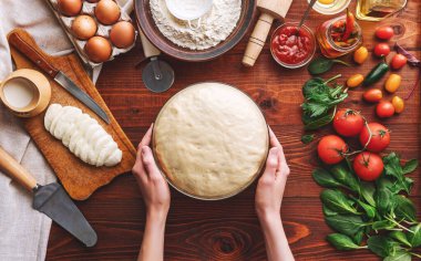 Adım adım patron pizza margaritası yapar. Hamur ve pizza malzemeleri.