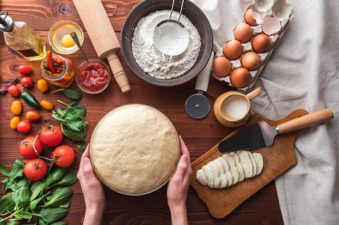 Adım adım patron pizza margaritası yapar. Hamur ve pizza malzemeleri.