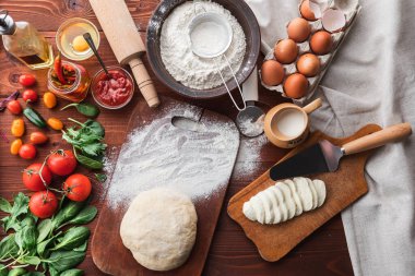 Adım adım patron pizza margaritası yapar. Hamur ve pizza malzemeleri.