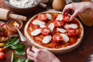 Adım adım patron pizza margaritası yapar. Hamur ve pizza malzemeleri.