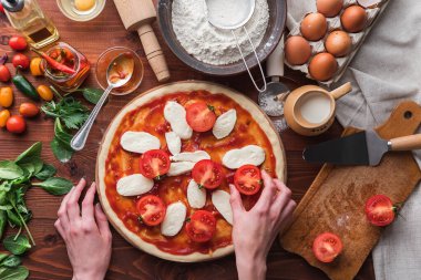 Adım adım patron pizza margaritası yapar. Hamur ve pizza malzemeleri.