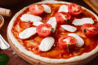 Adım adım patron pizza margaritası yapar. Hamur ve pizza malzemeleri.