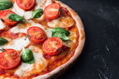 Klasik İtalyan pizza margaritası.