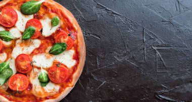 Klasik İtalyan pizza margaritası.