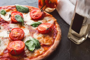 Klasik İtalyan pizza margaritası.