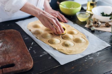 Aşçı adım adım ricotta peynirli ravioli, bıldırcın yumurtası ve baharatlı ıspanak hazırlar. Şef ravioli yapar.