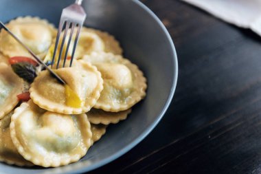 İtalyan peynirli ravioli, sarısı bıldırcın yumurtası ve baharatlı ıspanak..