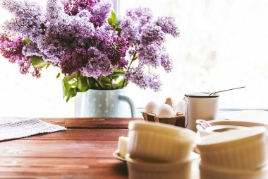 Aşçı aşama aşama tatlı hazırlar. Çikolata fondant. Klasik tarif.