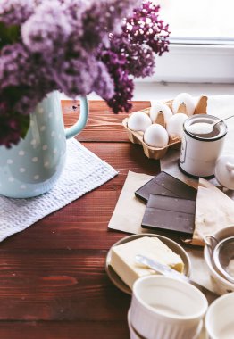 Aşçı aşama aşama tatlı hazırlar. Çikolata fondant. Klasik tarif.