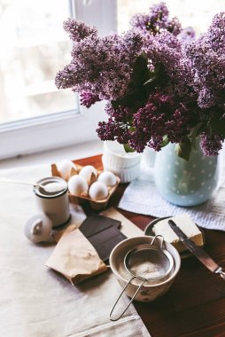 Aşçı aşama aşama tatlı hazırlar. Çikolata fondant. Klasik tarif.