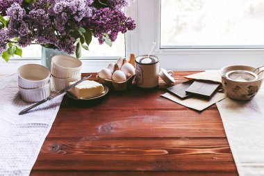 Aşçı aşama aşama tatlı hazırlar. Çikolata fondant. Klasik tarif.