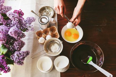 Aşçı aşama aşama tatlı hazırlar. Çikolata fondant. Klasik tarif.