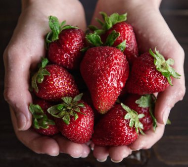 Kırsal ahşap arka planda olgun organik çilekler.