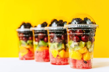 Plastik bardakta meyve..