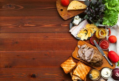 Bir sandviç için et, tost ve sebze