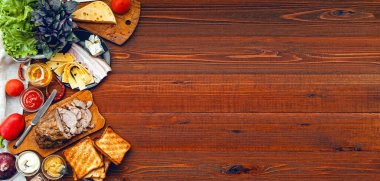 Bir sandviç için et, tost ve sebze