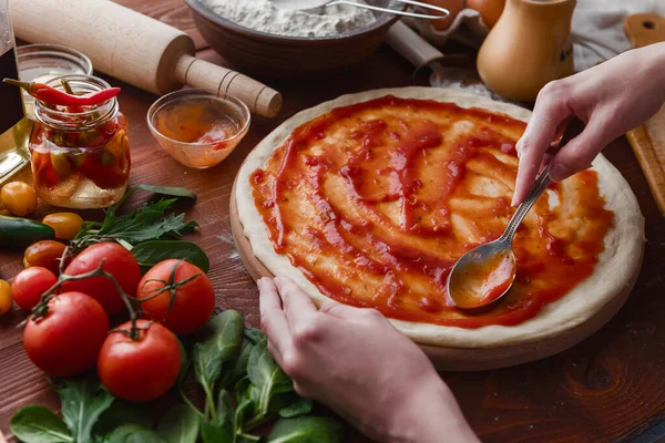 Adım adım patron pizza margaritası yapar. Hamur ve pizza malzemeleri.