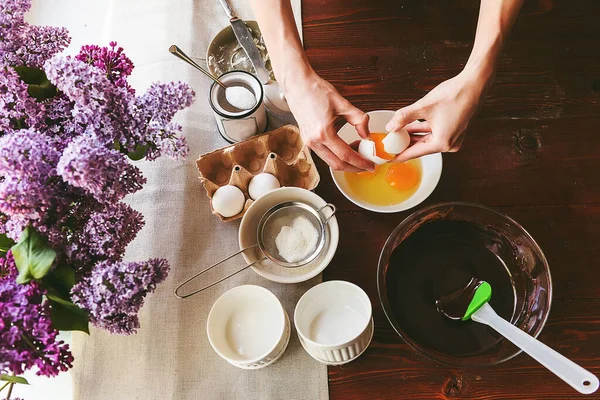 Aşçı aşama aşama tatlı hazırlar. Çikolata fondant. Klasik tarif.