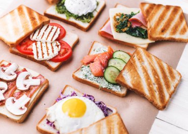 Altı sandviç ve farklı malzemeler.