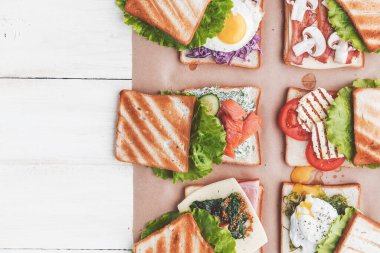 Altı sandviç ve farklı malzemeler.