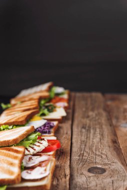 Altı sandviç ve farklı malzemeler.