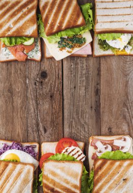 Altı sandviç ve farklı malzemeler.