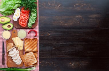 Tavuk ve sebzeli lezzetli hindili sandviç.