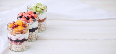 Cam kavanozda meyve ve mısır gevreği olan yulaf ezmesi.