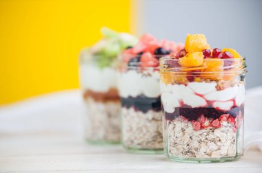 Cam kavanozda meyve ve mısır gevreği olan yulaf ezmesi.