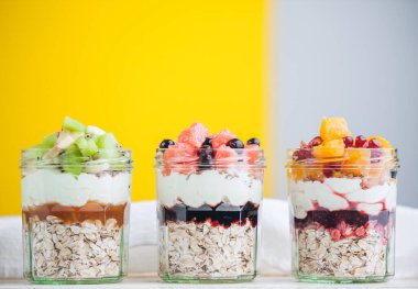 Cam kavanozda meyve ve mısır gevreği olan yulaf ezmesi.