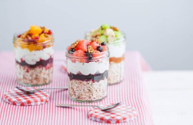 Cam kavanozda meyve ve mısır gevreği olan yulaf ezmesi.