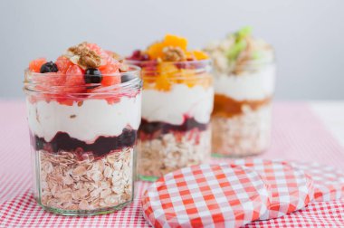 Cam kavanozda meyve ve mısır gevreği olan yulaf ezmesi.