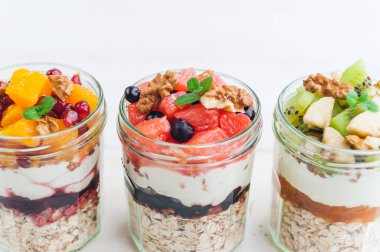 Cam kavanozda meyve ve mısır gevreği olan yulaf ezmesi.