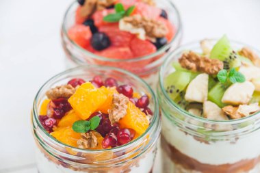 Cam kavanozda meyve ve mısır gevreği olan yulaf ezmesi.