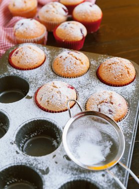 Ahşap bir arka planda fırında kek.