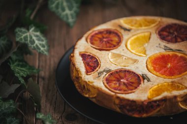 Ev yapımı turunçgil keki ahşap masada, kırsal tarzda.