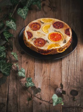 Ev yapımı turunçgil keki ahşap masada, kırsal tarzda.