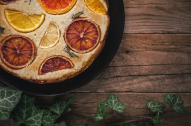 Ev yapımı turunçgil keki ahşap masada, kırsal tarzda.