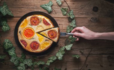 Ev yapımı turunçgil keki ahşap masada, kırsal tarzda.