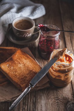 Reçelli ve köy hamurlu fıstık ezmesi. Fıstık ezmesi ve reçel.