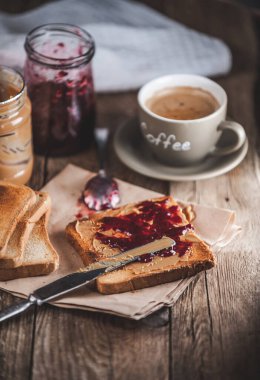 Reçelli ve köy hamurlu fıstık ezmesi. Fıstık ezmesi ve reçel.