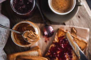 Reçelli ve köy hamurlu fıstık ezmesi. Fıstık ezmesi ve reçel.