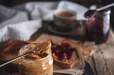 Reçelli ve köy hamurlu fıstık ezmesi. Fıstık ezmesi ve reçel.