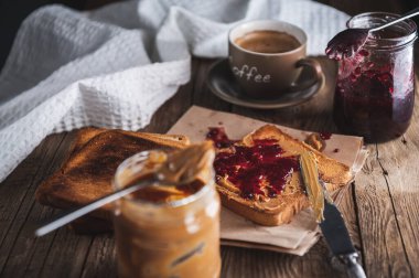 Reçelli ve köy hamurlu fıstık ezmesi. Fıstık ezmesi ve reçel.
