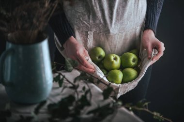 Organik taze elma sadece sulu yeşil elma bahçesinde toplanır..